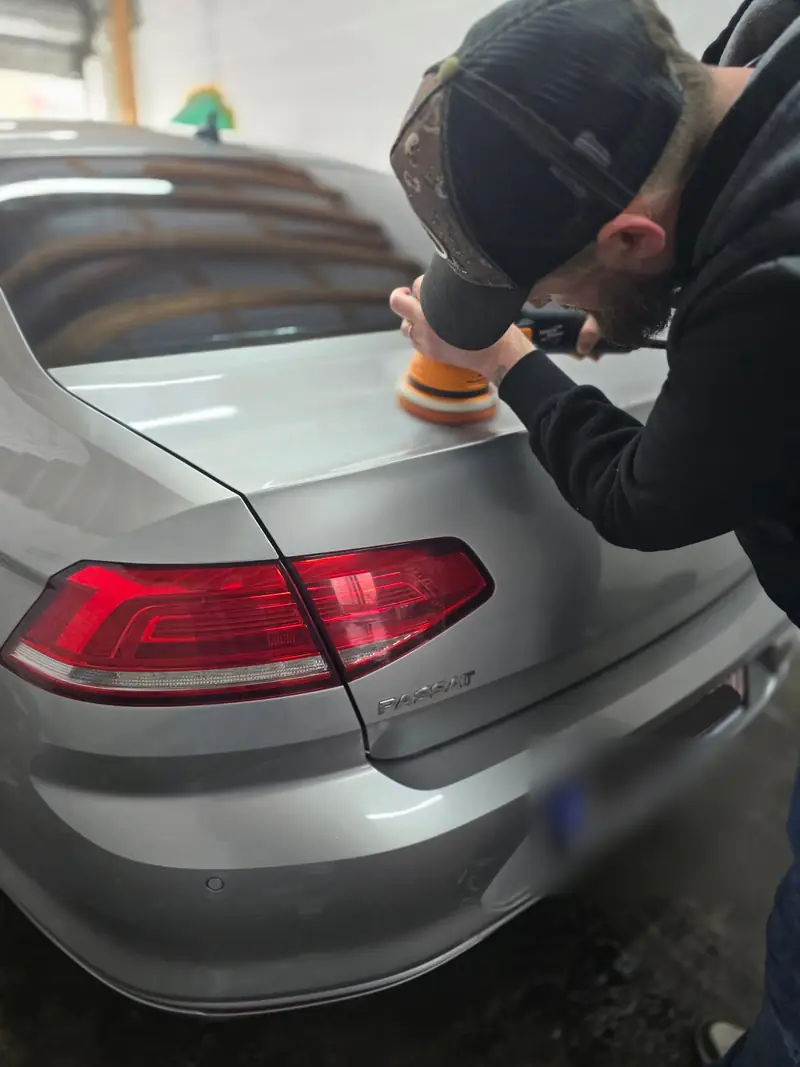 Polissage à la machine du coffre d'une Volkswagen Passat